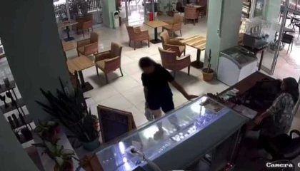 Kütüphaneden kitap çaldı, kameraya yakalandı