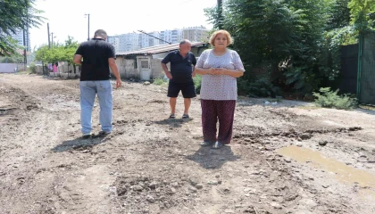 Mahalleliden bozuk yol tepkisi: Kağnı geçmeye çalışsa geçemez