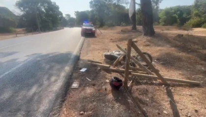 Manavgatta motosiklet tel çitlere çarptı: 2 yaralı