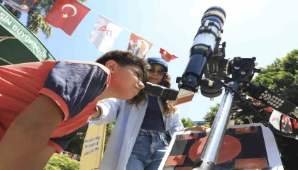 Mersinde çocuklar teleskopla Güneşi gözlemledi