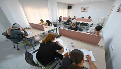Mersinde gençler sınavlara okuma salonunda hazırlanıyor