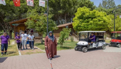 Mersinde görme engelliler doğayla iç içe keyifli bir gün geçirdi