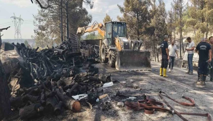 Mersinde kaza sonrası araçlar alev aldı, yangın ormana sıçradı: 1 ölü, 2 yaralı