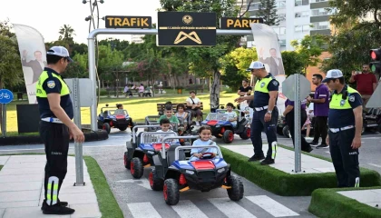 Mersinde minikler trafik kurallarını direksiyon başında öğrendi