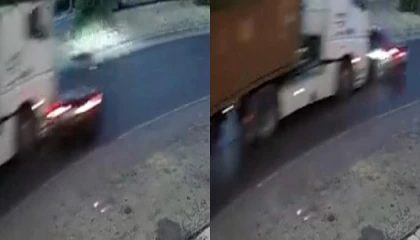 Mersinde tırın çarptığı araç metrelerce sürüklendi