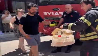 Mersinde yangında mahsur kalan cennet papağanını itfaiye kurtardı