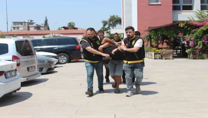 Mezarlıkta kapkaç yaptılar, çaldıkları telefondan 97 bin TL aktardılar
