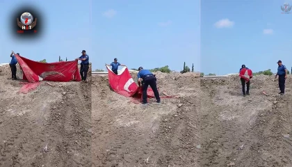 Moloz yığınları arasındaki Türk bayrağını öpüp, başına koyan polis takdir topladı