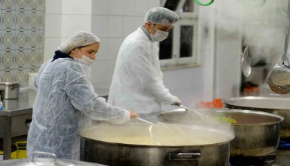 Muratpaşada ihtiyaç sahiplerine her gün sıcak yemek
