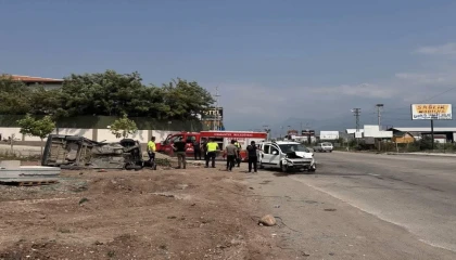 Osmaniyede hafif ticari araç ile otomobil çarpıştı: 2 yaralı