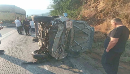 Osmaniyede kontrolden çıkan hafif ticari araç yan yattı: 4 yaralı