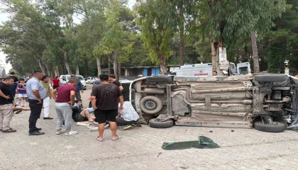 Osmaniyede otomobil hafif ticari araçla çarpıştı: 5 yaralı