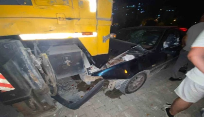 Osmaniyede otomobil park halindeki vince çarptı: 1 yaralı