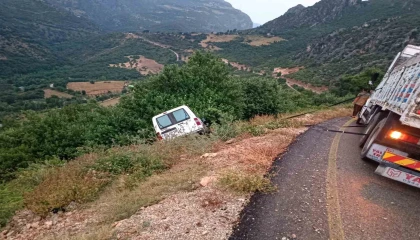 Osmaniyede yağış nedeniyle yoldan çıkan araç uçuruma düşmekten son anda kurtuldu