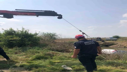 Otomobil dereye uçtu: Sürücü yüzerek kurtuldu