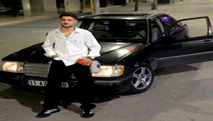Otomobile ok gibi saplanan motosikletin sürücüsü hafif ticari aracın altında kalarak can verdiği kaza kamerada