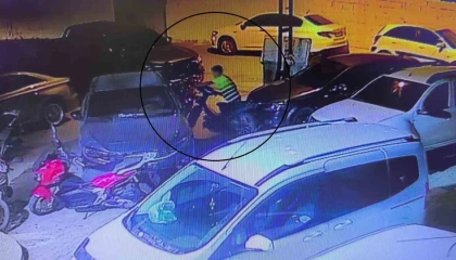 Otomobilin arkasında pusuya yatan çocuk hırsız ile gözcüsü, depremde ailesini ve kolunu kaybeden gencin motosikletini çaldı