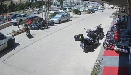 Otomobilin çarptığı kadın metrelerce havaya uçarak can verdi