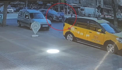 Otomobilin çarptığı kadın metrelerce savruldu