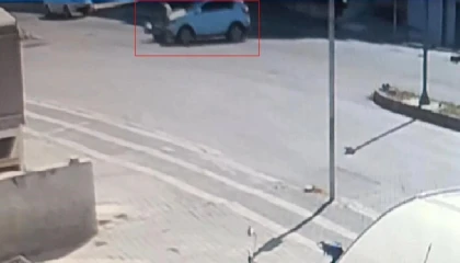 Otomobilin motosikletle çarpışma anı kamerada
