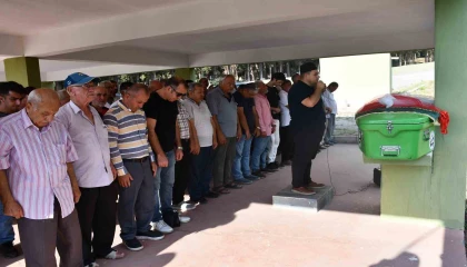 Otomobilin tırın altına girdiği feci kazada can veren Ecem gelinliğiyle son yolculuğuna uğurlandı