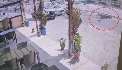 Otomobille çarpışan motosikletlinin havada takla attığı anlar kamerada