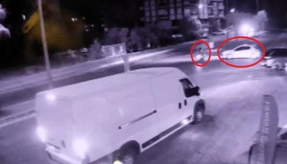 Otomobille çarpışan motosikletlinin yola savrulduğu anlar kamerada