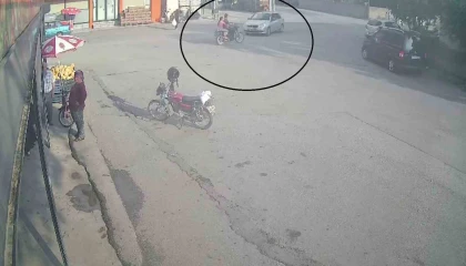 Otomobille çarpışan motosikletteki 2 kişi yaralandı