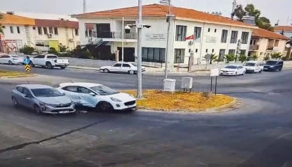 Otomobiller kavşakta çarpıştı, kaza anı güvenlik kamerasına yansıdı:1 yaralı