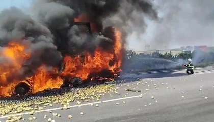 Otoyolda feci kaza: Tır alev aldı, 1 kişi hayatını kaybetti