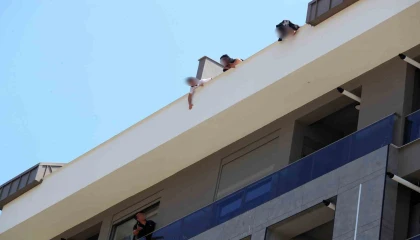 Paralarını alamadığını iddia eden işçiler inşaatın çatısına çıktı
