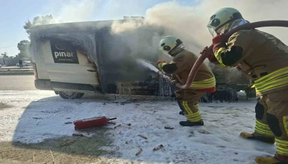 Patlamaların yaşandığı minibüs alevlere teslim oldu