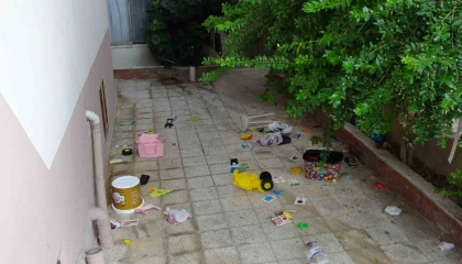 Penceredeki küçük çocuk mahalleliye panik yaşattı