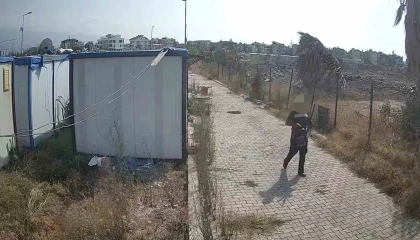 Pes dedirten rahatlıkla konteyner kenti soyan hırsızlar kameraya yakalandı