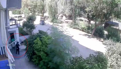 Rahat tavırlarıyla önce evi kontrol etti, sonra endüstriyel buzdolabını çaldı
