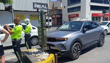 Refüje çarpan otomobilin sürücüsü yaralandı