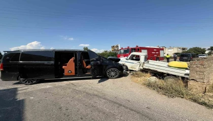 Serikte VIP minibüs ile kamyonet çarpıştı: 1 yaralı