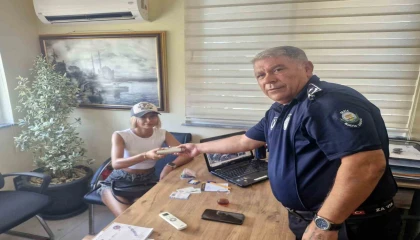 Serikte zabıta ekipleri buldukları kayıp çantayı sahibine teslim etti
