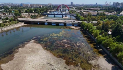 Seyhan Nehrinde sular çekildi, kirlilik ortaya çıktı