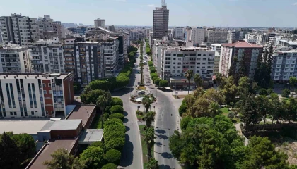 Sıcak hava Adananın simge noktalarını sessizliğe bürüdü