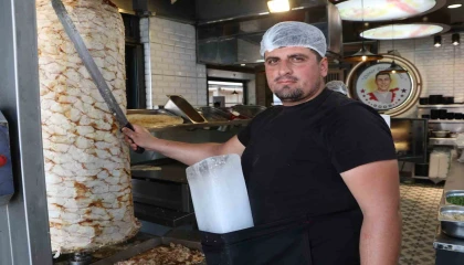 Sıcaklara karşı Adana usulü çözüm: Vücuduna kalıp buz bağladı