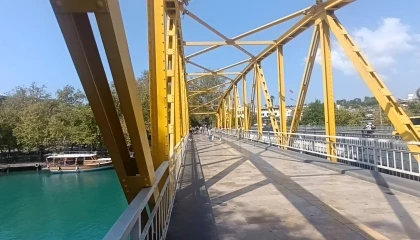 Sıcaktan bunalan çocukların Manavgat Irmağında tehlikeli serinliği