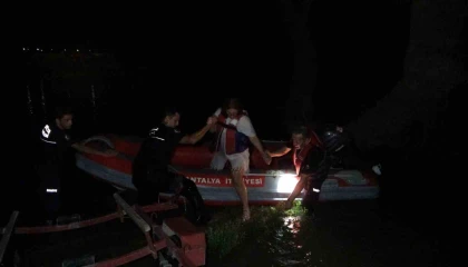 Su seviyesi yükselince adacıkta mahsur kalan genç kız kurtarıldı