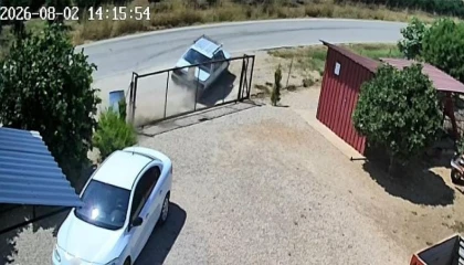 Takla atan otomobil güvenlik kamerasına yansıdı: Aynı aileden 2 kişi yaralandı, 3 çocuk kurtuldu