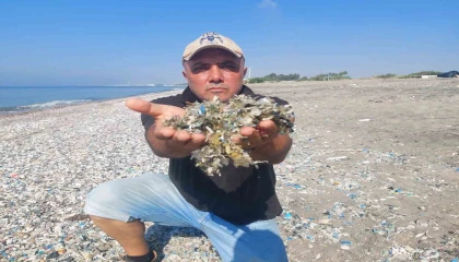 Tarsus-Kazanlı sahilinde plastik kirliliği