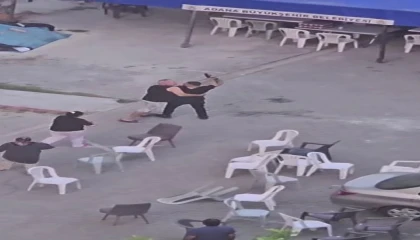 Taziye evinde husumetlilerini tabancayla kovaladı