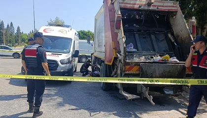 Temizlik işçisi görev yaptığı çöp kamyonunun altında kalarak hayatını kaybetti