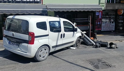 Ticari taksiyle çarpışan hafif ticarinin iş yerine girmesini trafik lambaları önledi