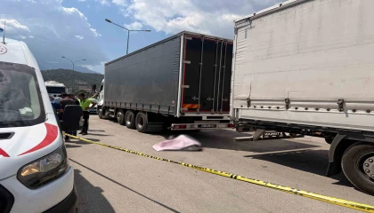 Tırın stop lambasını tamir ettirirken başka bir tırın çarpmasıyla sıkışıp can verdi