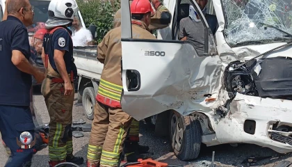 Tırla çarpışan kamyonet hurdaya döndü: 3 yaralı